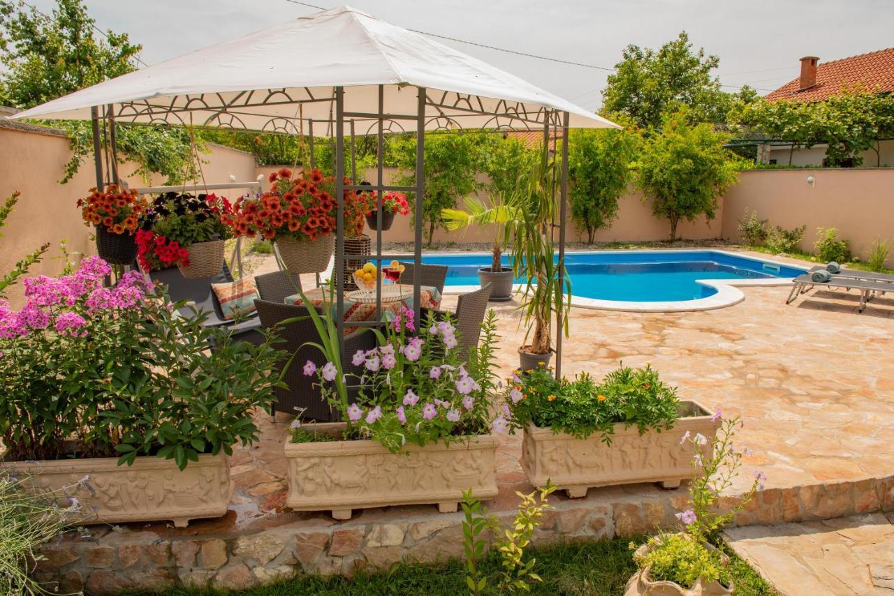 מוסטר Villa Bella מראה חיצוני תמונה