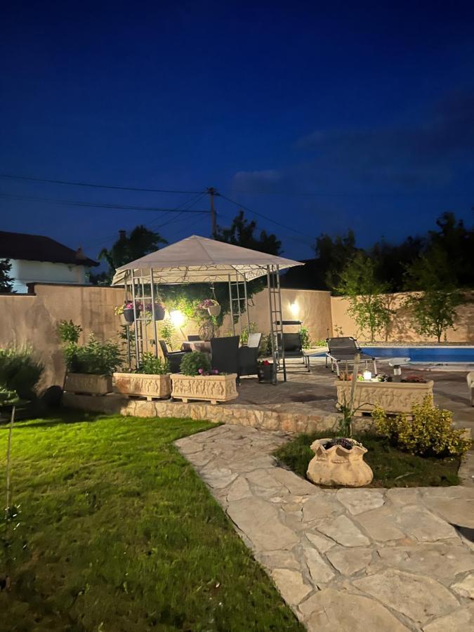 מוסטר Villa Bella מראה חיצוני תמונה